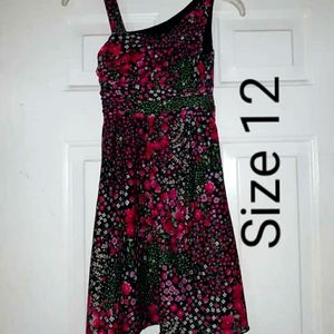 Kids Short floral pattern dress.